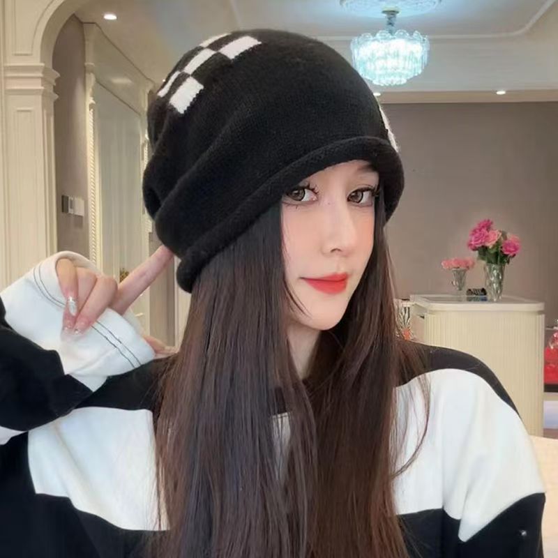 Off-white knitted beret with folded brim