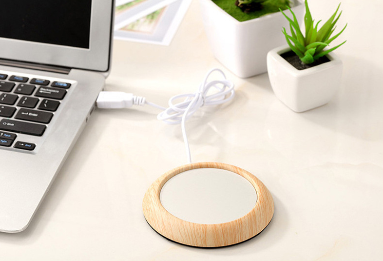 Wood-look USB coaster warming a coffee mug